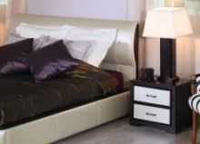 Прикроватная тумбочка с ящичками