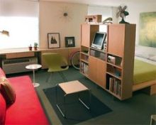 Стеллаж участвует в зонировании комнаты