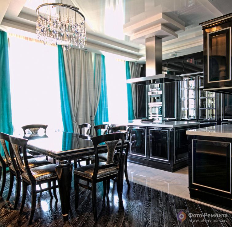 Бирюзовые шторы – смелый акцент в сдержанном интерьере кухни