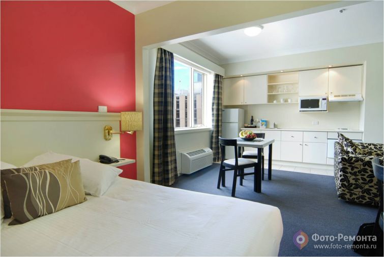 Кровать под потолком – оптимальное решение для небольшой квартиры-студии