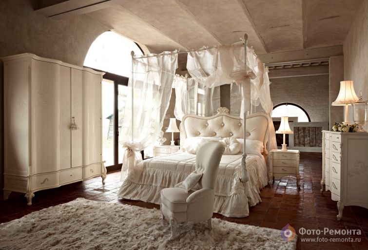 Бежевое решение для спальни отличается своей универсальностью