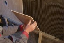 Укладка плитке в ванной на стене по планке