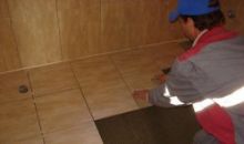 Укладка плитки в ванной на полу